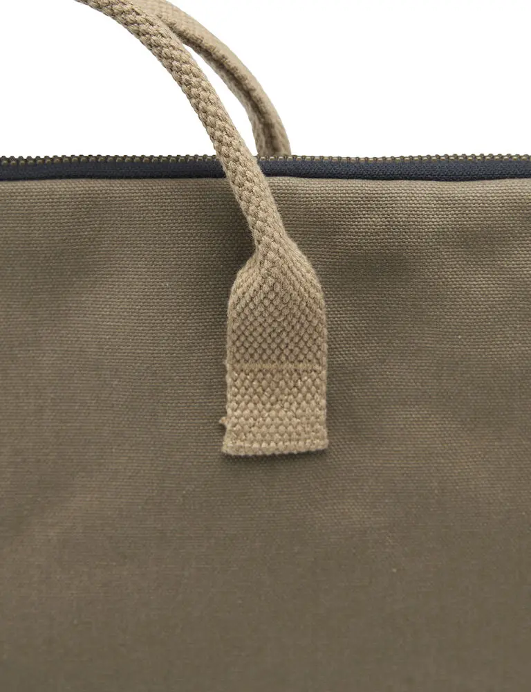 141040-665_CanvasComputerCase_Olive_closeup2.webp